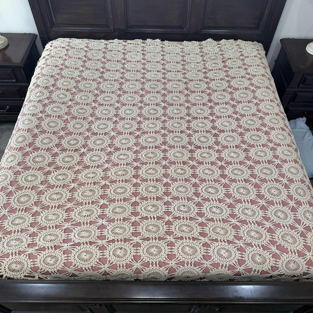 Hand Crocheted‎ Lace Bedspread Queen Neutral Scallop Blanket Vtg Handmade Beige